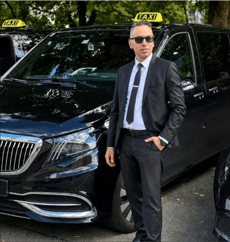 Aydin von Taxi Wörgl vor der Firmenflotte mit AxonCore Sprachdokumentation